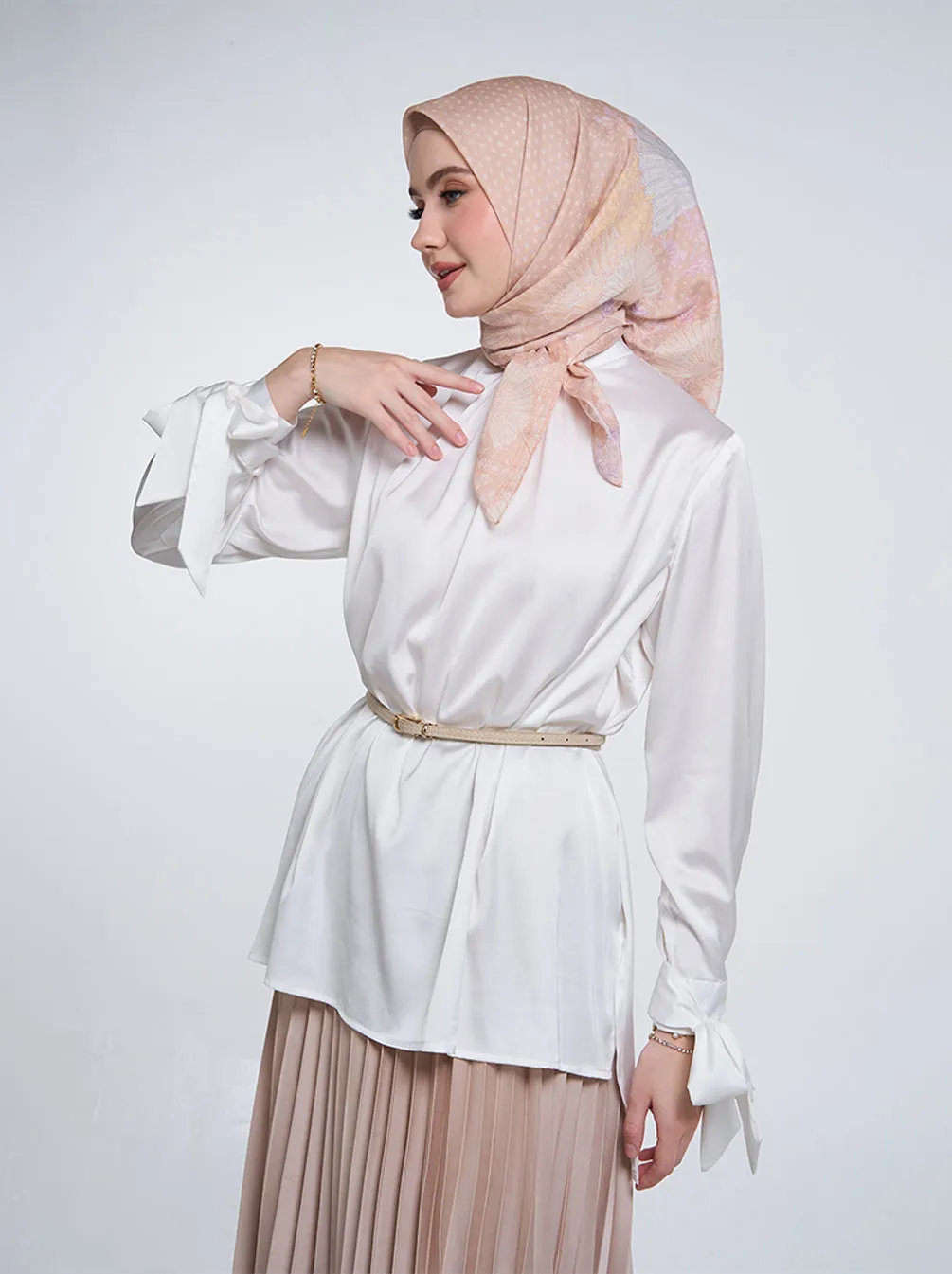 ARUNA GATHERED NECK TOP PLAIN BROKEN WHITE