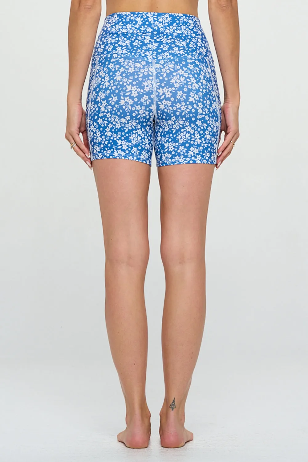 Lilly - Ditsy Blue Sky - Cross Over Shorts w Pocket 5" (High-Waist)