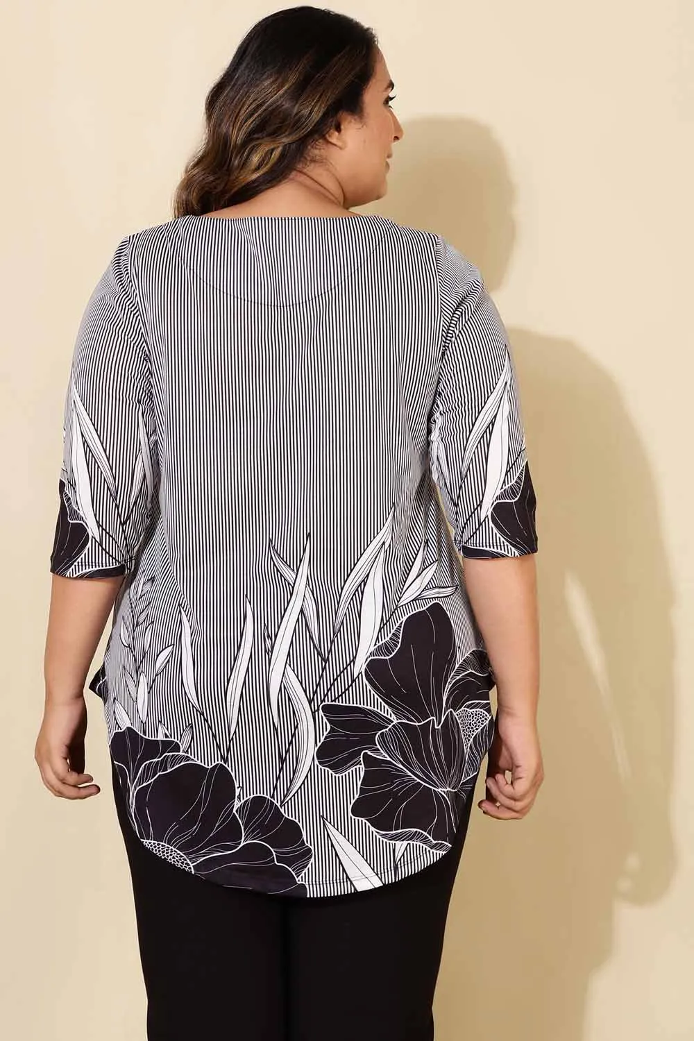 Plus Size Black White Monochromatic Floral Print Centre Pleat Top